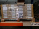une palette remplie de cartons, placée sur une autre palette dans un entrepôt