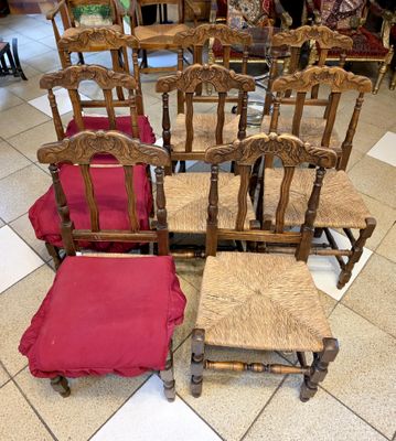 many chairs that are lined up on the floor
