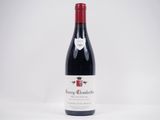 une bouteille de vin rouge posée sur une table blanche