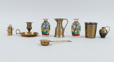 de nombreux types de vases et de bols sur la table