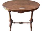 une petite table avec un plateau en bois sur fond blanc