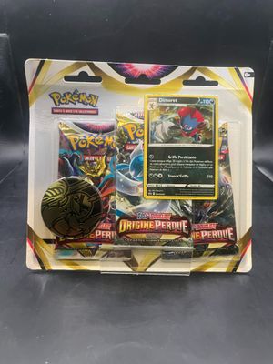 gros plan d'une boîte de cartes pokemon sur une table