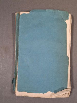 un vieux livre aux pages déchirées posé sur une table