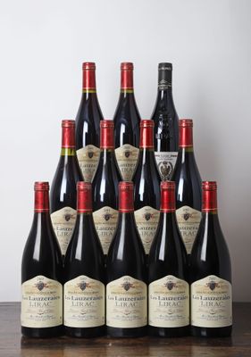 un lot de bouteilles de vin posées sur une table en bois