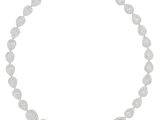 un collier en or blanc et diamants sur fond blanc