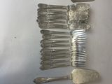 un grand nombre de fourchettes et de cuillères posées sur une table