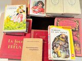 un grand nombre de livres posés sur une table