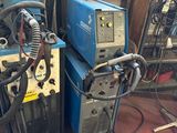 de nombreux types d'équipements de soudage dans un garage