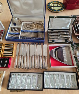 une table avec beaucoup d'argenterie