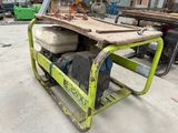 une petite machine verte posée par terre