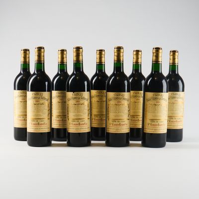 six bouteilles de vin sont alignées dans une rangée
