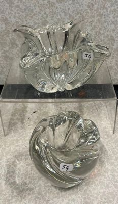 un bol en verre et un bol en verre posés sur une table