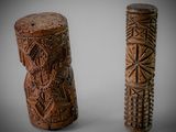 paire de vases en bois sculpté sur fond gris