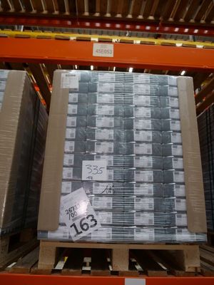 une grande pile de boîtes sur une palette dans un entrepôt