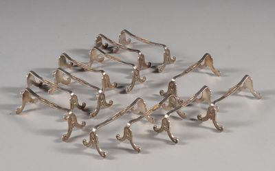 de nombreux objets métalliques argentés posés sur une surface blanche