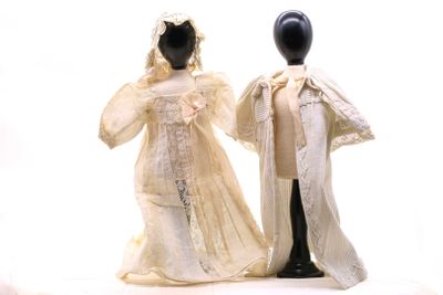 deux mannequins vêtus de robes de mariée et de voiles