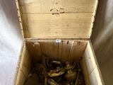 une caisse en bois contenant un régime de bananes