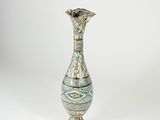 un vase posé sur une surface blanche