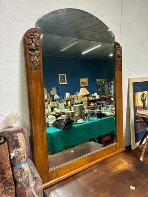 un grand miroir posé sur une table à côté d'une chaise