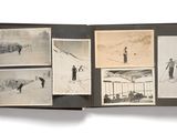 un livre ouvert contenant des photos de personnes faisant du ski et du snowboard