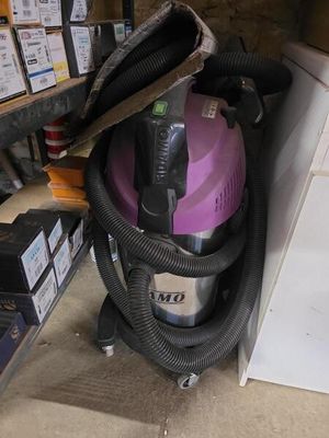 un aspirateur qui se trouve dans le coin d'une pièce