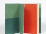 deux livres ouverts posés l'un sur l'autre sur une surface blanche