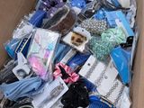 une boîte pleine d'objets assortis qui se trouvent dans la boîte