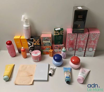 de nombreux types de produits de beauté sur la table