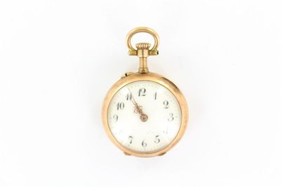 une montre de poche en or avec un cadran blanc sur fond blanc
