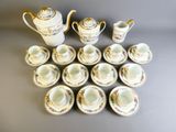 de nombreuses tasses et soucoupes sur la table