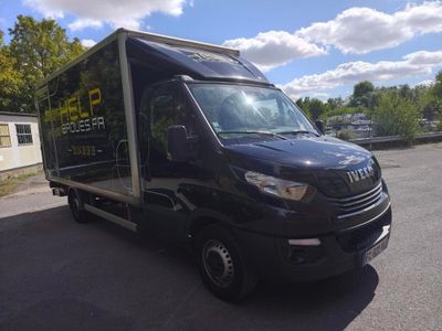 un camion noir garé sur le parking