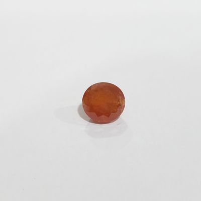 une pierre de jade orange sur un fond blanc