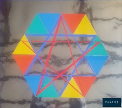 une photo représentant un motif géométrique coloré sur un mur