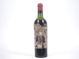 une bouteille de vin posée sur une table
