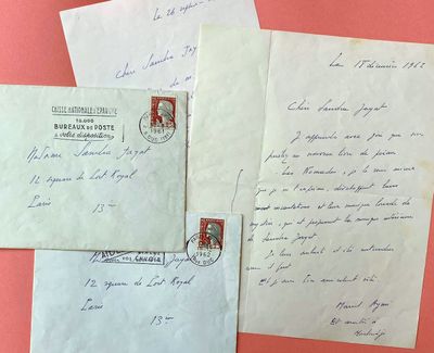 trois vieilles lettres sont posées les unes sur les autres sur une surface rose