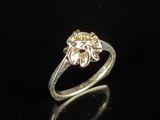 gros plan d'une bague en or et diamants sur une surface noire