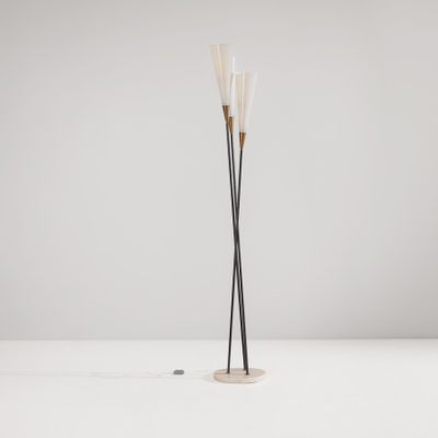 un grand lampadaire noir et blanc muni de trois abat-jours en verre