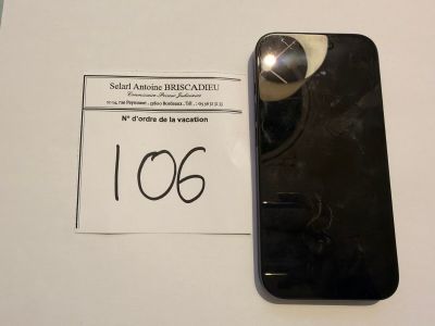 une photo d'un téléphone portable avec une étiquette de prix dessus