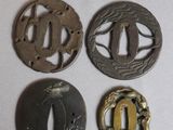 quatre types différents de tsubai japonais ornés de décorations en or et en argent