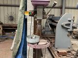 une machine qui se trouve dans un bâtiment et qui est recouverte d'une bâche bleue