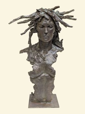 statue d'une femme avec des dreadlocks sur la tête