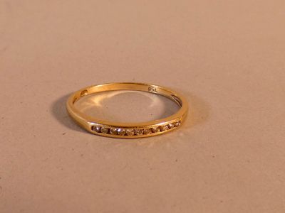 l'image d'une bague en or ornée de diamants