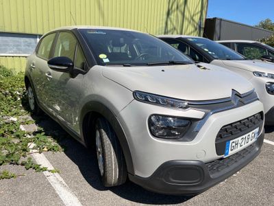 trois voitures garées les unes à côté des autres sur un parking