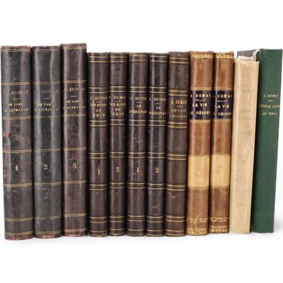 plusieurs vieux livres sont alignés sur une surface blanche