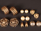 une collection de bijoux en or et en perles, comprenant des boucles d'oreilles, des bagues et des bagues