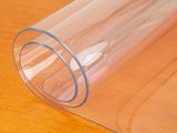 un tube en plastique transparent posé sur une table en bois