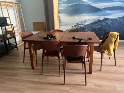 une table de salle à manger avec quatre chaises et une bibliothèque