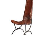 une vieille chaise avec une assise en cuir et des pieds en métal