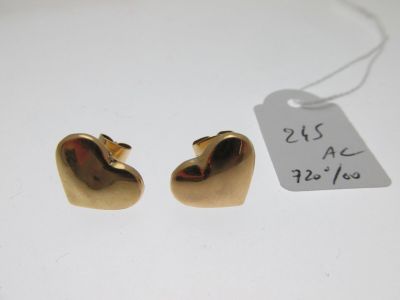 paire de boucles d'oreilles en or en forme de cœur sur fond blanc, avec une étiquette de prix