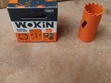 une boîte d'outils orange posée par terre à côté d'une boîte d'outils orange